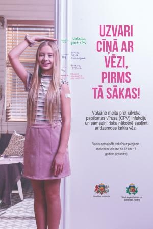 fonā rozā meitenes isataba un priekšplānā meitene ar paceltu roku