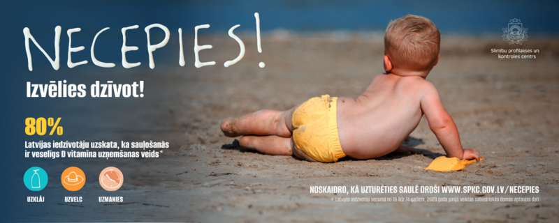 mazulis guļ smiltīs pie jūras