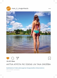 Sieviete peldkostīmā stāv upē ar seju pret mežu