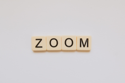 Uz pelēka fona uzraksts zoom
