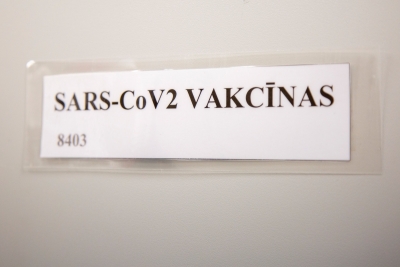 Uz pelēka fona pielīmēts uzraksts SARS-COV2 Vakcīnas