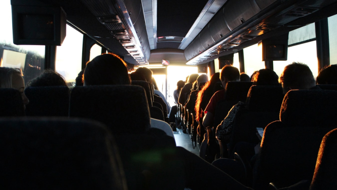 Attēls ar autobusa pasažieriem