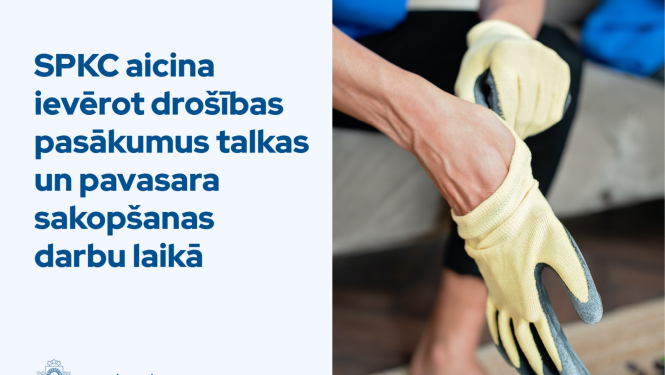 cilvēks sēž un velk rokās dzeltenus darba cimdus
