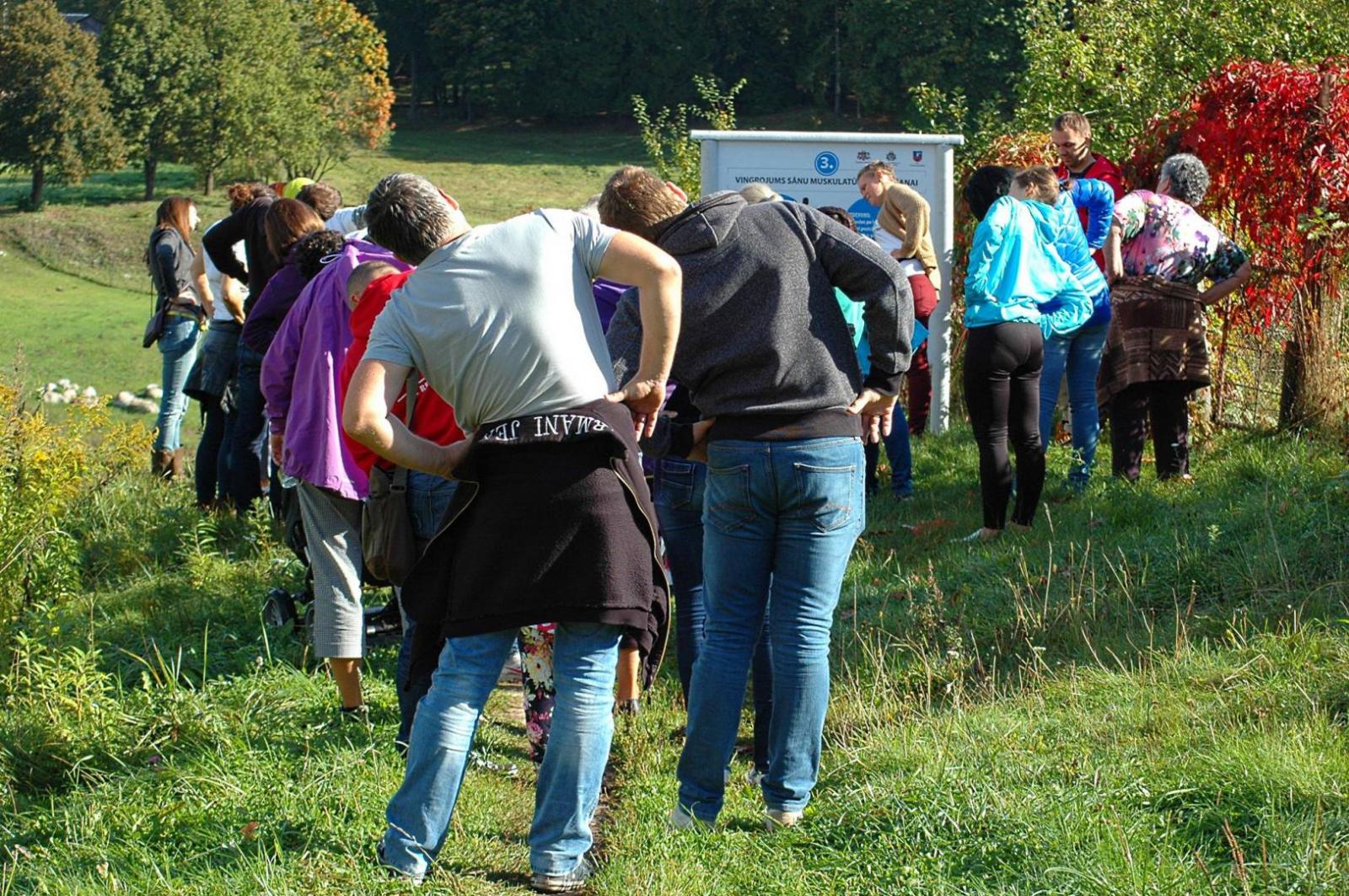 Foto ar cilvēkiem, kuri iesildās sportam