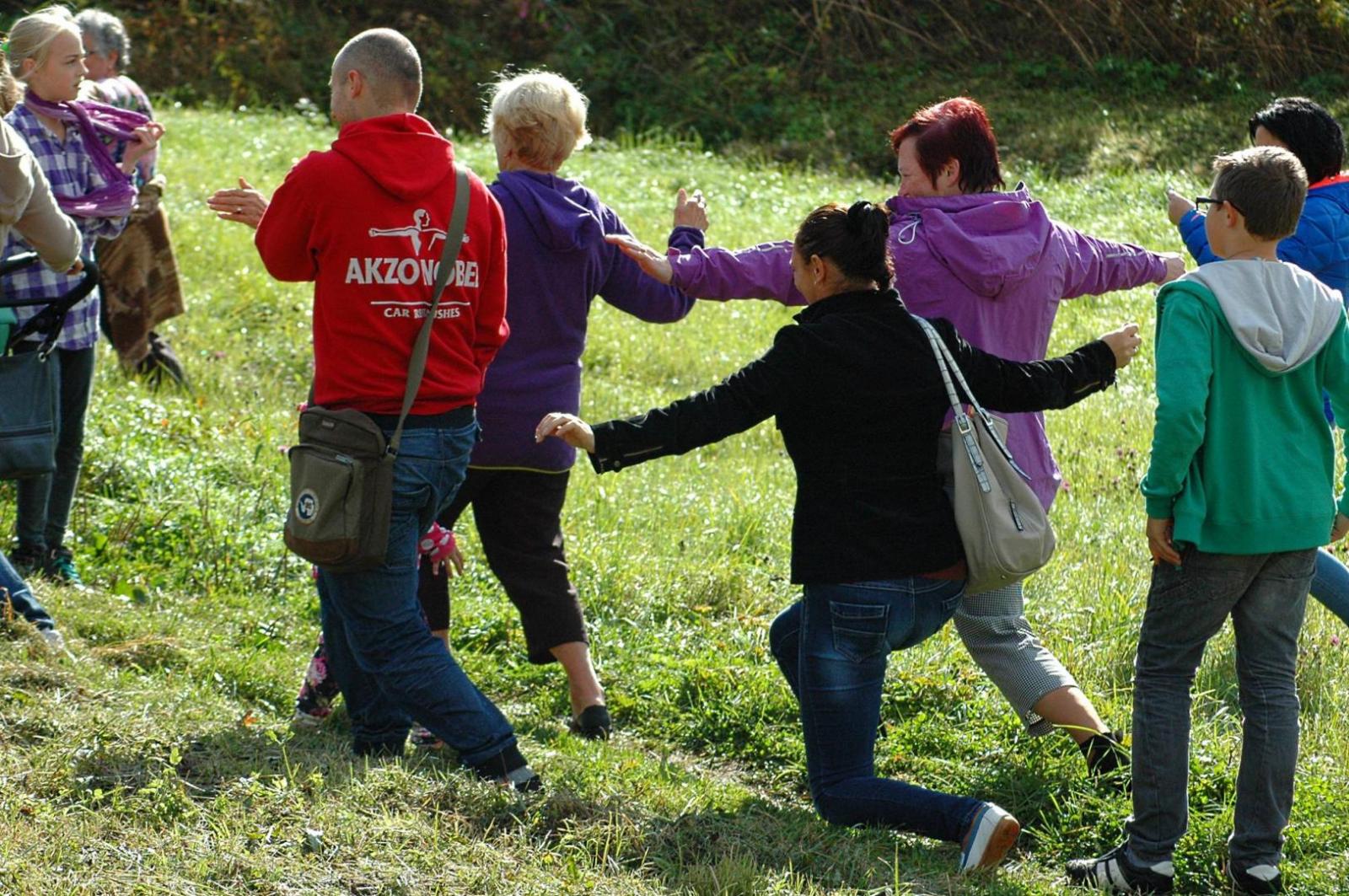 Foto ar cilvēkiem, kuri iesildās sportam