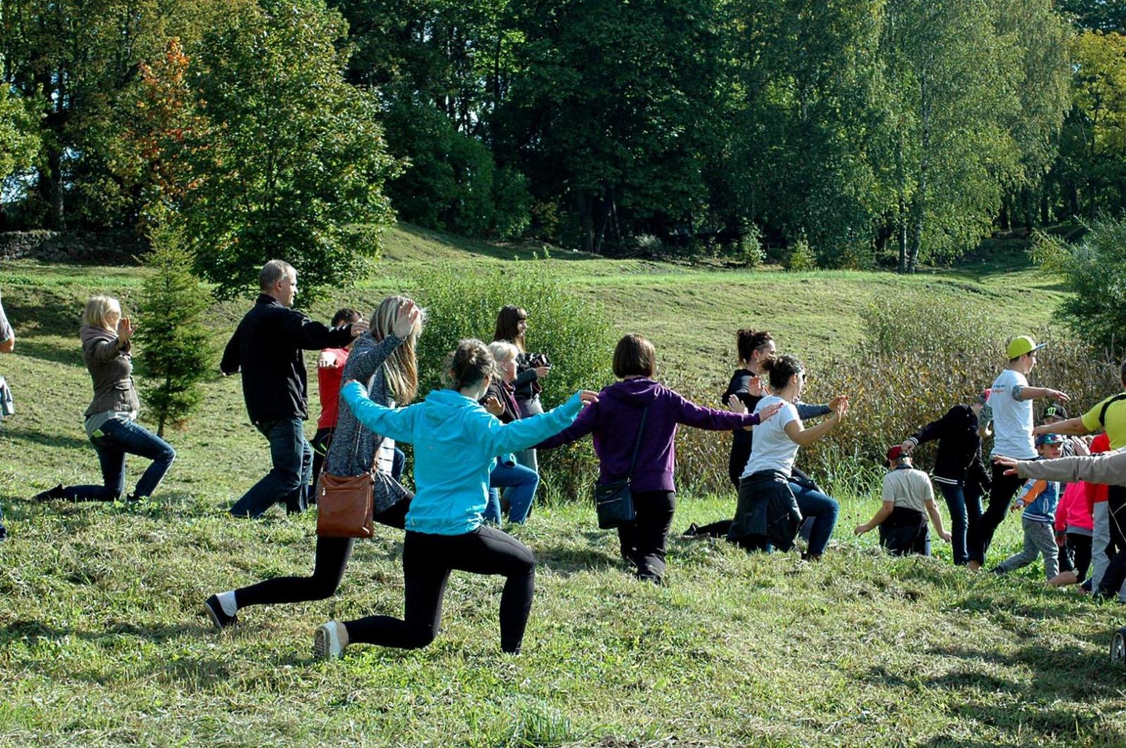 Foto ar cilvēkiem, kuri iesildās sportam