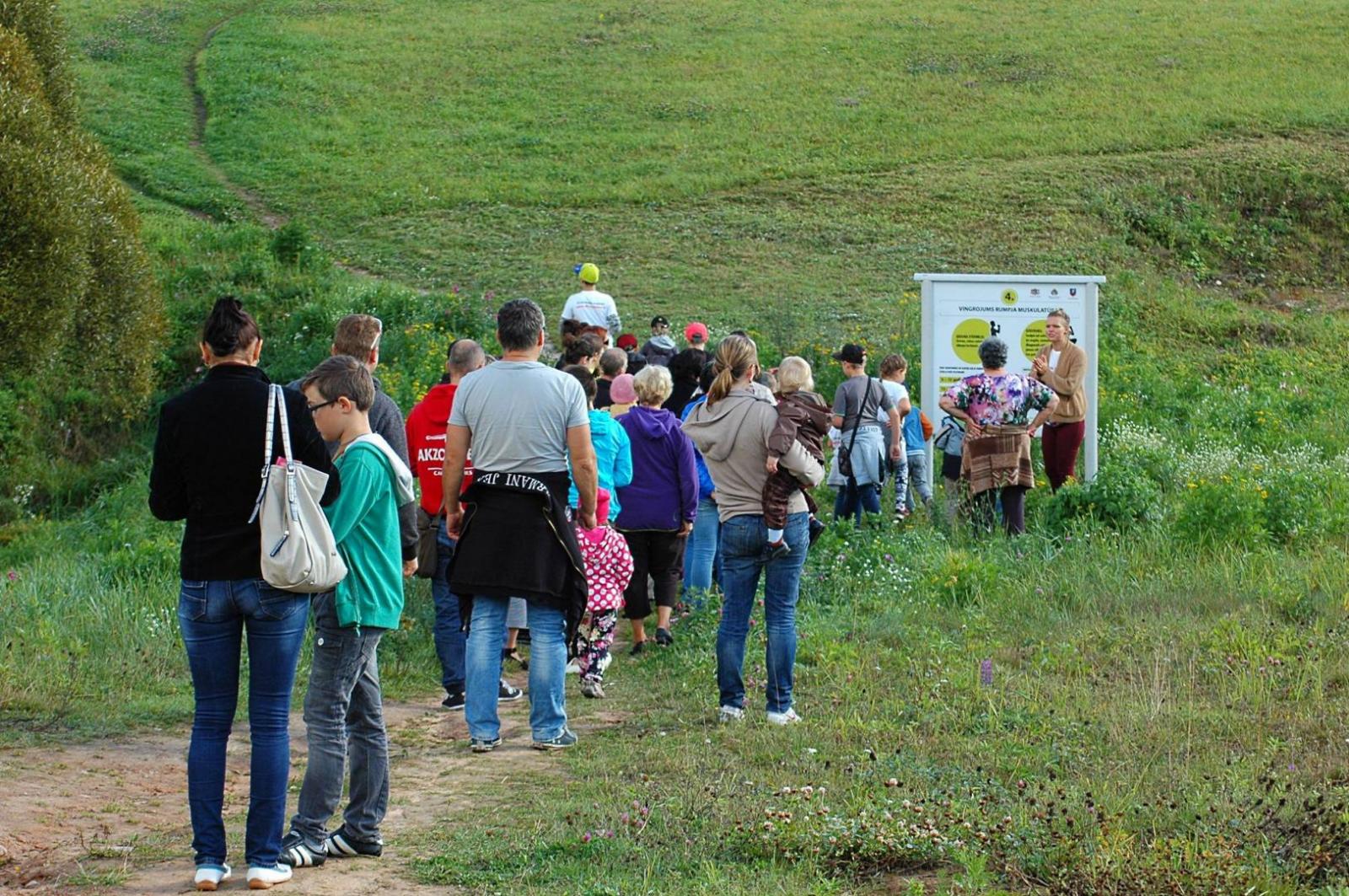 Cilvēki gaida rindā