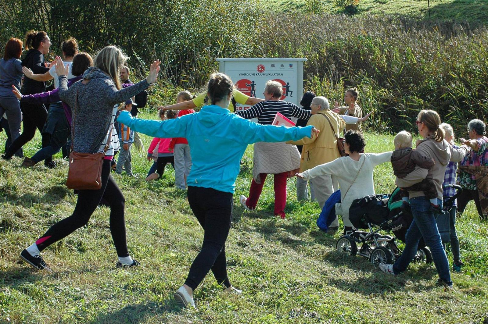 Foto ar cilvēkiem, kuri iesildās sportam