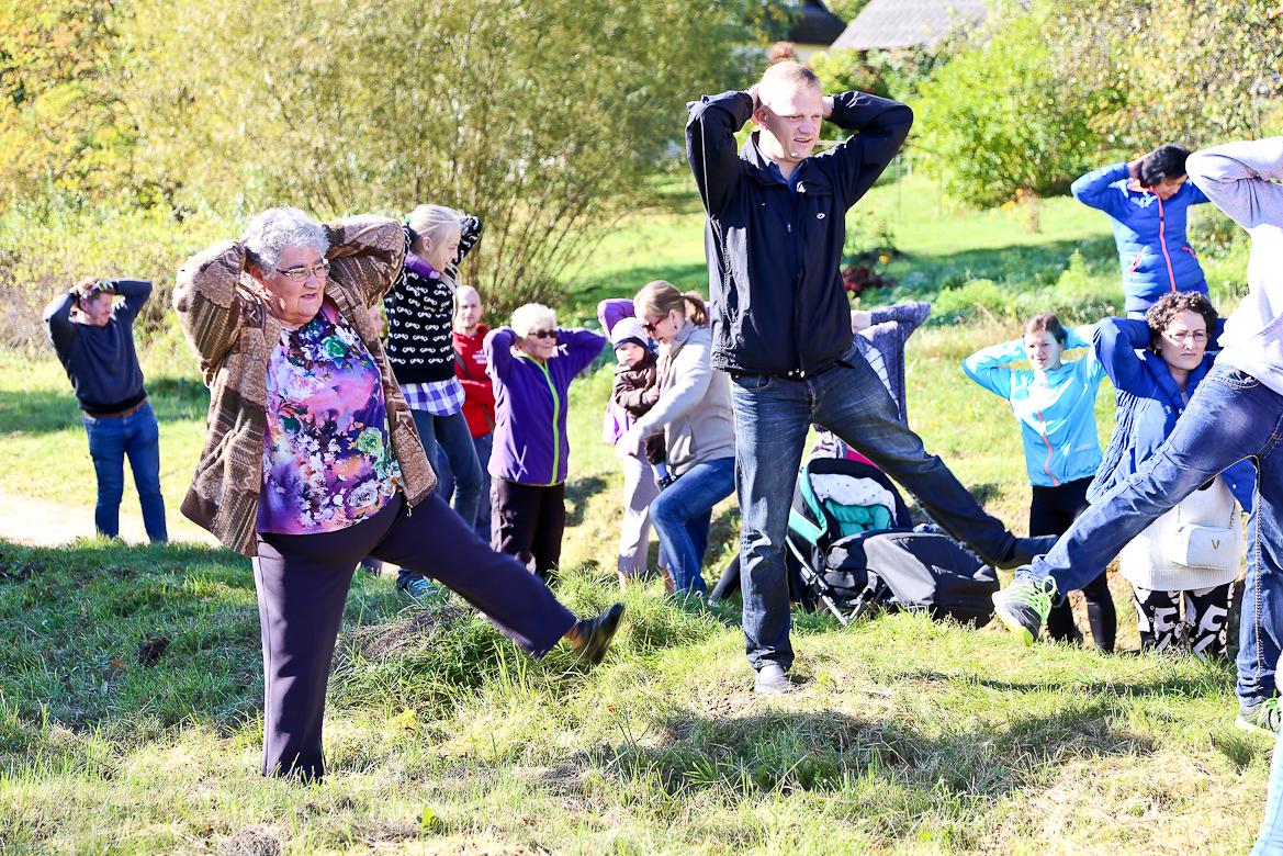 Foto ar cilvēkiem, kuri iesildās sportam