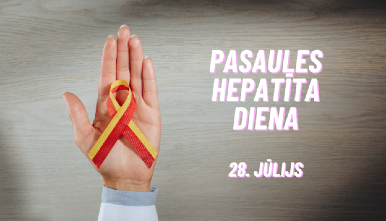 Uz attēla roka ar hepatīta simbolisko lenti un uzrakstu pasaules Hepatīta diena
