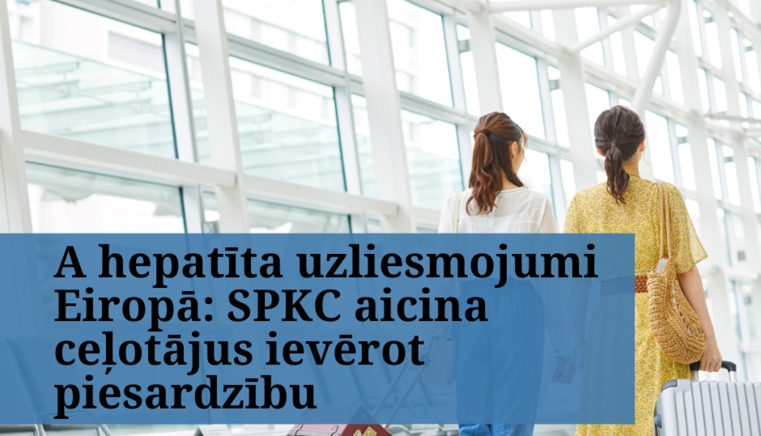 divas sievietes ar čemodāmiem lidostā