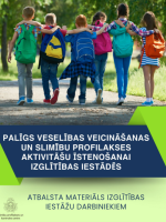 Bērnu grupa apķērušies iet pa ceļu ar mugursomām
