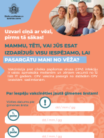 Ģimene sēž uz dīvāna