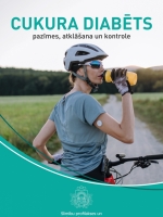 Sieviete uz velosipēda dzer ūdeni