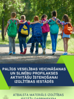 jaunieši iet pa ielu