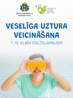 Jaunietis pielicis apelsīna pusītes pie acīm un smaida
