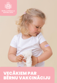 maza blonda meitenīte ar rotaļu zaķi un plāksteri uz rokas