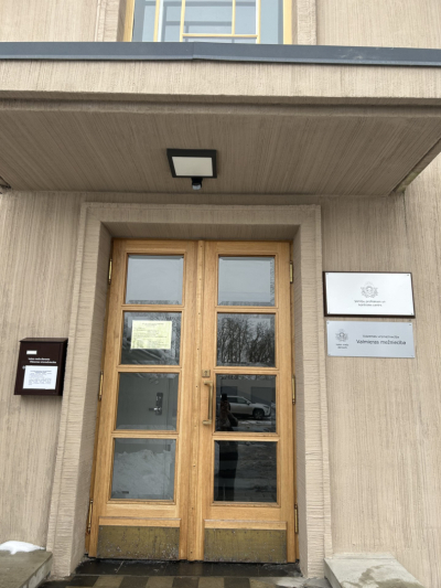 Valmieras SPKC reģionālās nodaļas ēkas ieejas durvis
