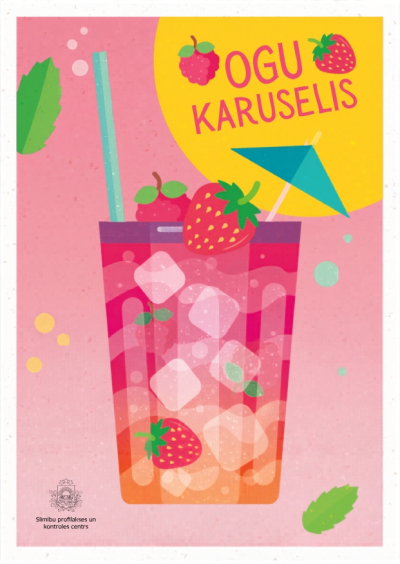 uz rozā fona limonādes glāze