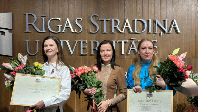 Sievietes ar ziediem