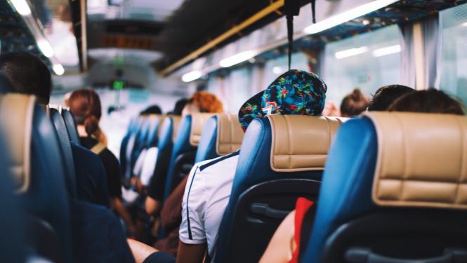 Attēls ar autobusa pasažieriem