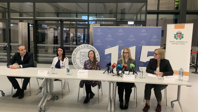 preses konferences runas personas