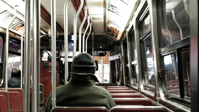 attēls ar cilvēku autobusā