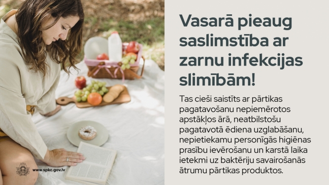 Sieviete lasa grāmatu