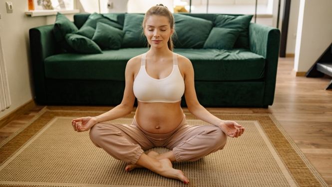 Grūtniece meditē
