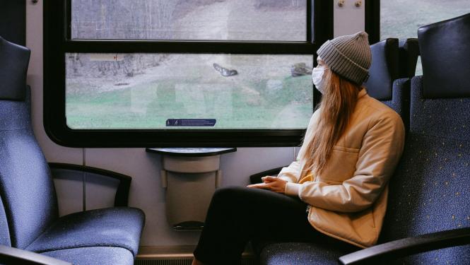 Attēls ar pasažieri vilcienā