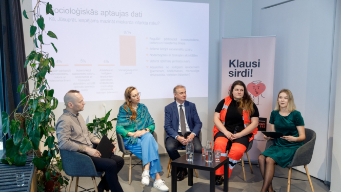 Runas personas preses konferencē