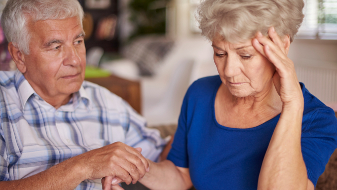 Vīrietis tur sievietes roku 