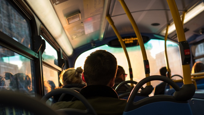 Autobusā sēž pasažieri