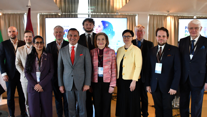 Konferences dalībnieku koppbilde