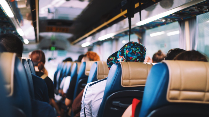 Attēls ar autobusa pasažieriem