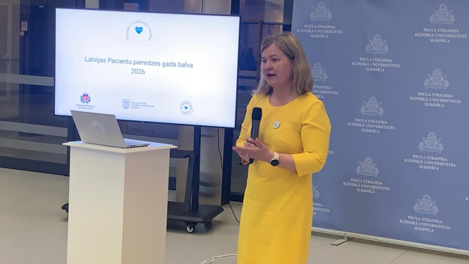 Elīna Dimiņa runā pacientu pieredzes mērīšanas konferencē 