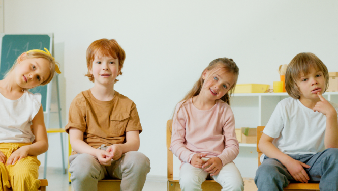 čeri rudi bērni sēž uz krēsliem