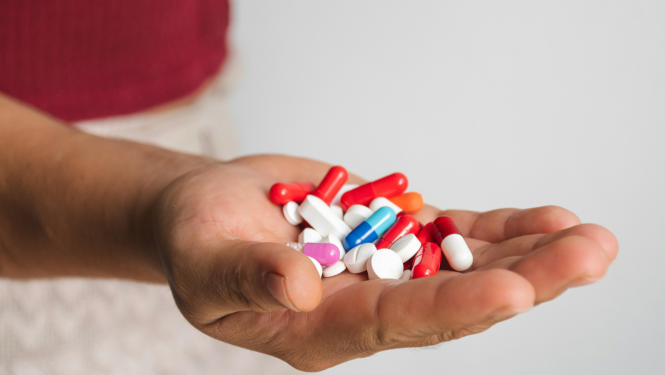 Krāsaini medikamenti saujā