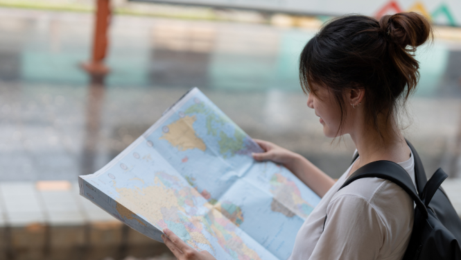 Sieviete pēta karti