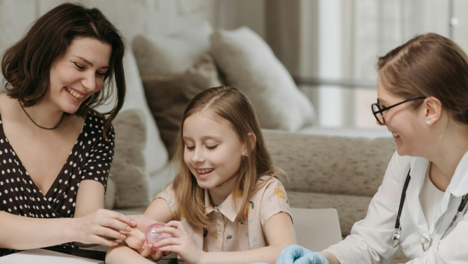 sieviete ar meitu rinājas ar ārstu ārsta kabinetā