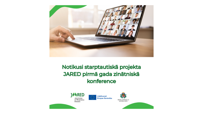 atvērts dators uz galda