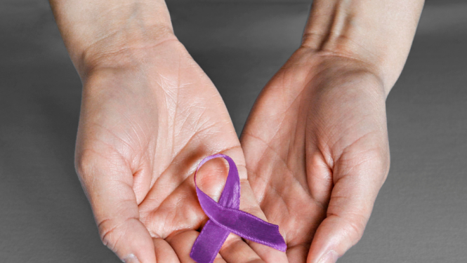 divās plaukstās lillā krāsas lentīte