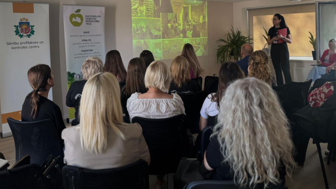 NVPT pārstāvji piedalās pieredzes apmaiņas pasākumā Jelgavas valstspilsētas pašvaldībā, klausoties prezentāciju zālē