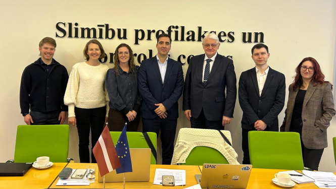 Cilvēki pozē fotogrāfam.