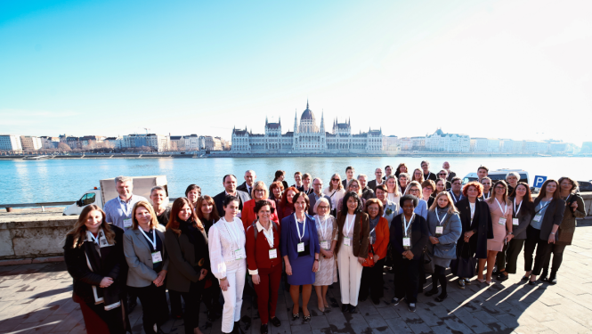 cilvēku grupa uz pilsētas fona