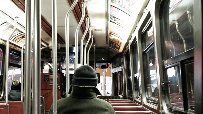 attēls ar cilvēku autobusā