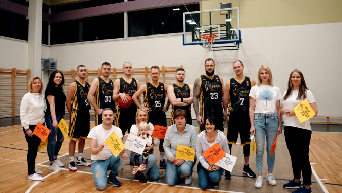 Skolnieki sporta zālē