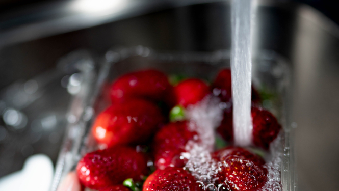 attēls ar zemeņu mazgāšanu