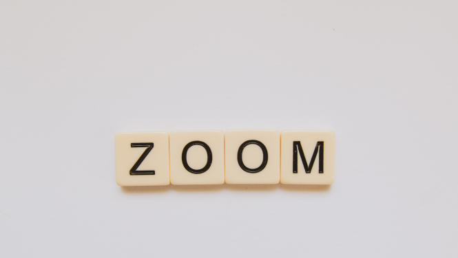 Uz pelēka fona uzraksts zoom