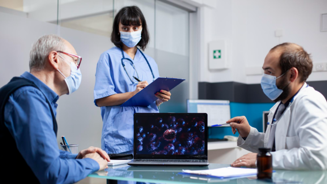 trīs ārsti medicīnas maskās